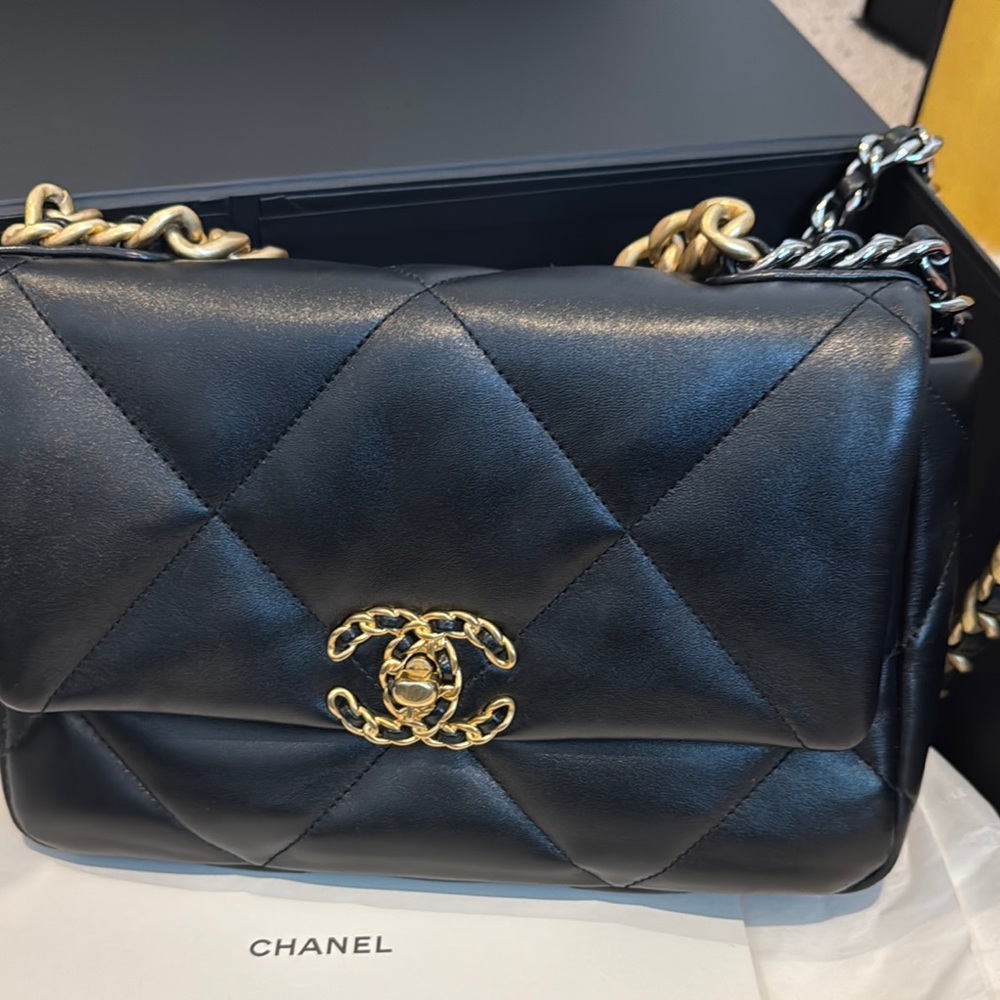 Chanel black Lambskin Quilted Medium Chanel 19  excellent condition